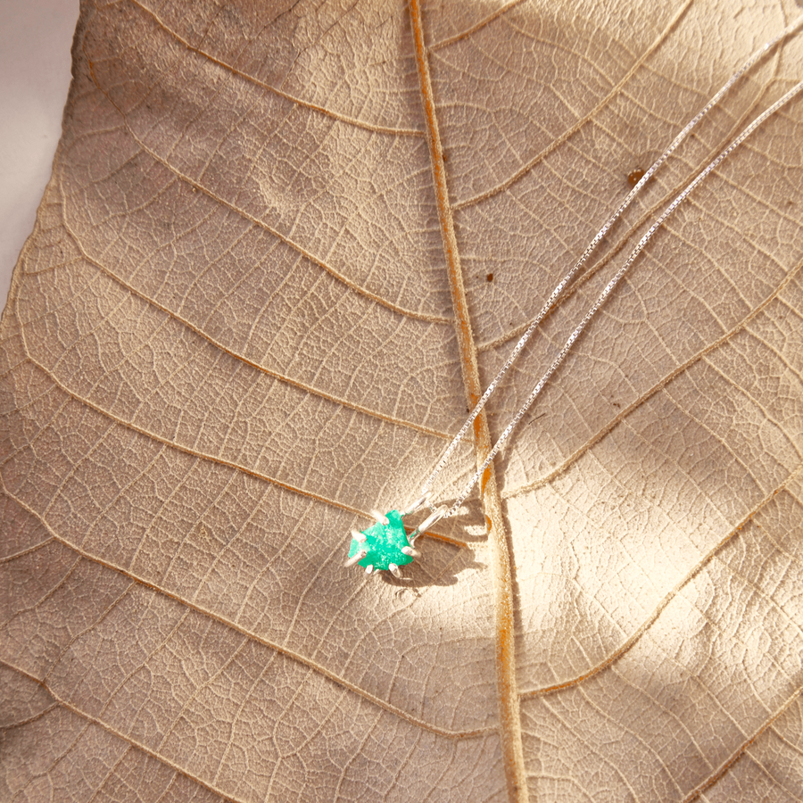 Pilú rough-emerald jewelry piece