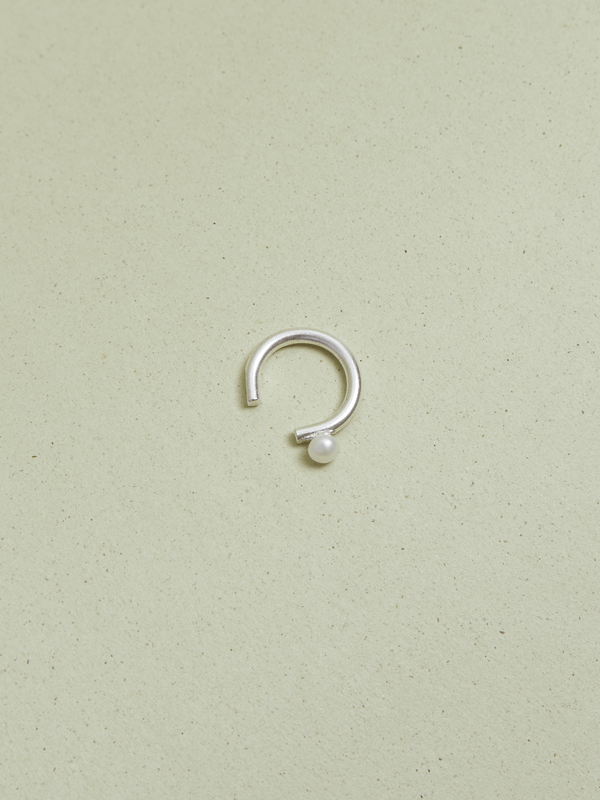 Earcuff Perla Plata Ley 950
