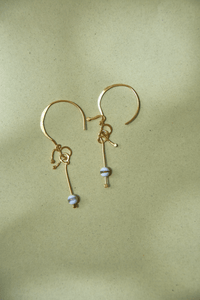 Aretes Gancho Doradas Popurri Agata Redonda Gris Blanco