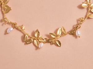 Collar Multi Racimo Hojitas Perla Dorado