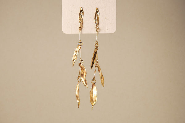 ARETES LARGOS HOJITAS CURCUMA DORADOS