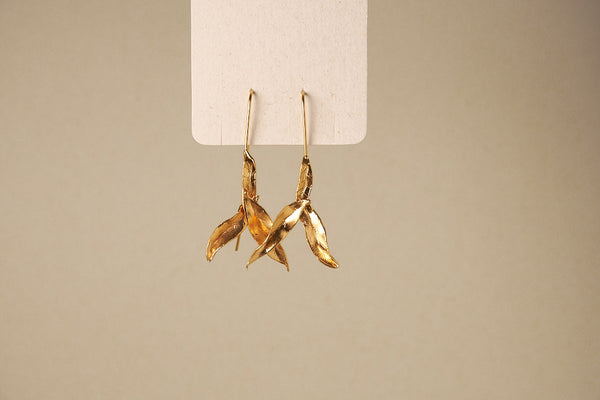 ARETES GANCHO TRIPLE HOJA CURCUMA
