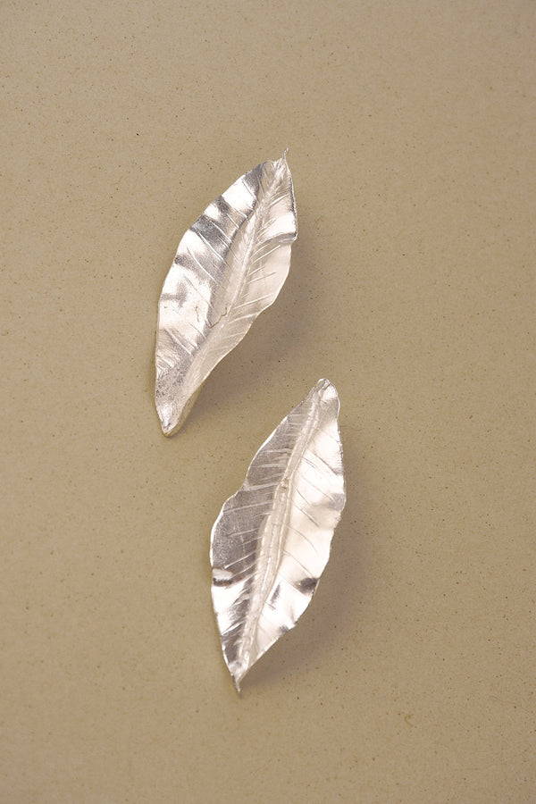 ARETES MAXI HOJAS HUITO PLATA