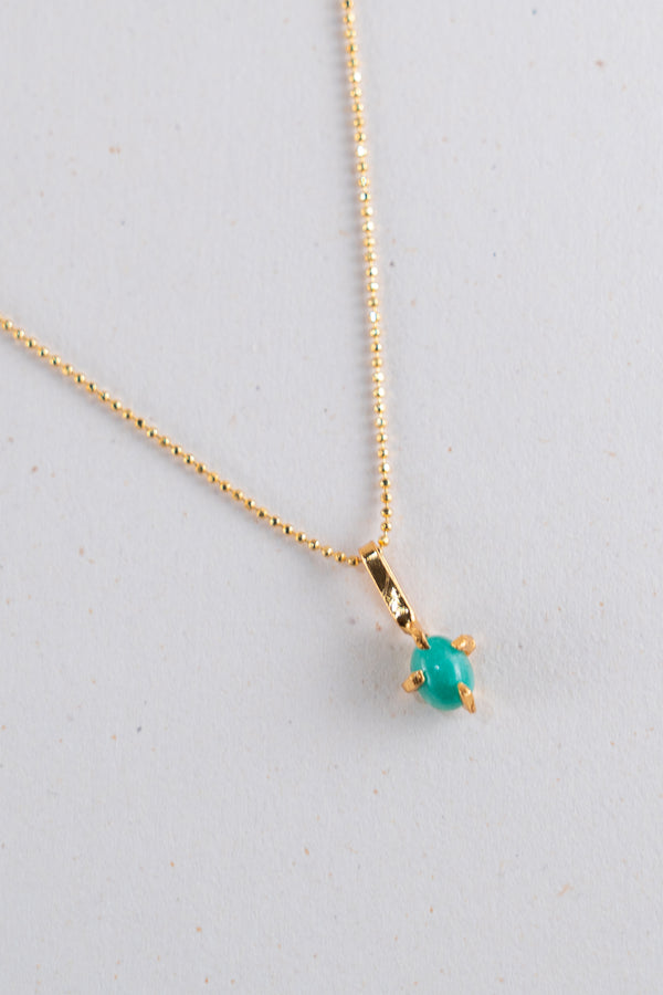 COLLAR ESMERALDA AMORFA PULIDA DORADA