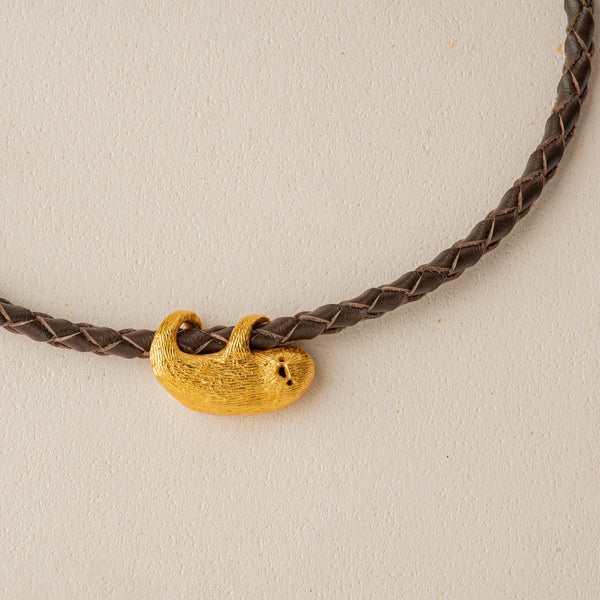 Collar Oso Perezoso Dorado