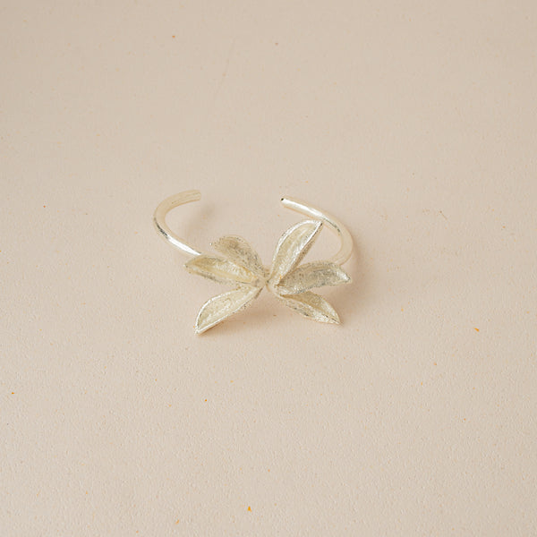 Pulsera Flor de Reina Grande Plateada