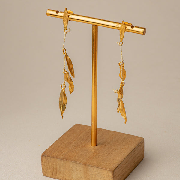 ARETES LARGOS HOJITAS CÚRCUMA DORADOS