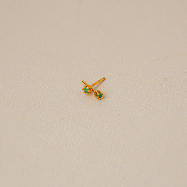 ARETES MINI ESMERALDAS FINAS PULIDAS DORADAS.