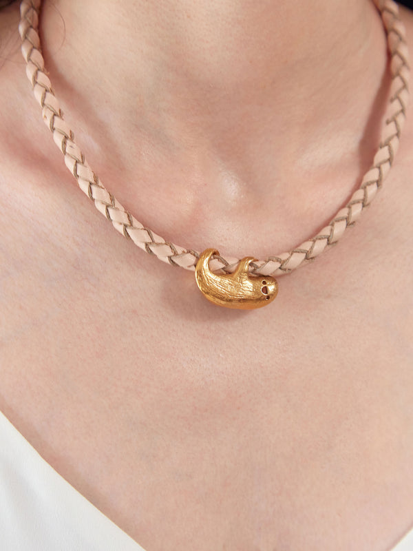 Collar Oso Perezoso Dorado - Cuero Rosa