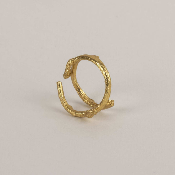 Anillo cuerno de venado dorado - Pilú Joyería. Joyas y accesorios con diseños exclusivos