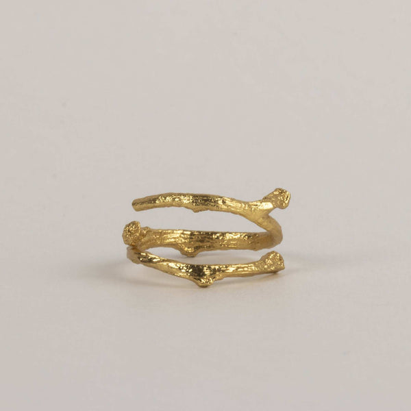 Anillo cuerno de venado dorado - Pilú Joyería. Joyas y accesorios con diseños exclusivos
