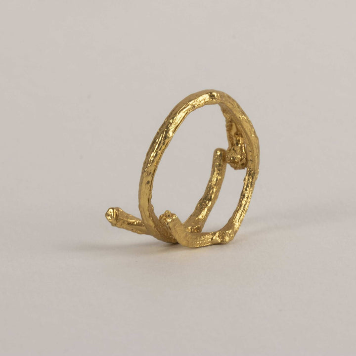 Anillo cuerno de venado dorado - Pilú Joyería. Joyas y accesorios con diseños exclusivos