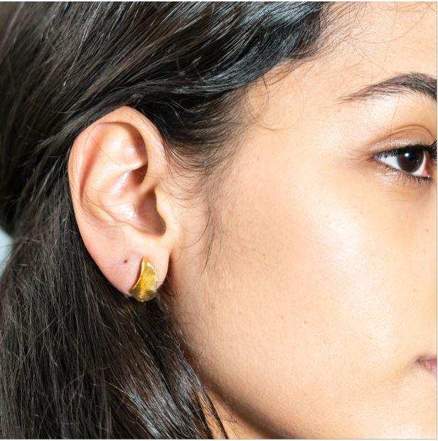 Aretes Mini Hoja Denia - Pilú Joyería. Joyas y accesorios con diseños exclusivos