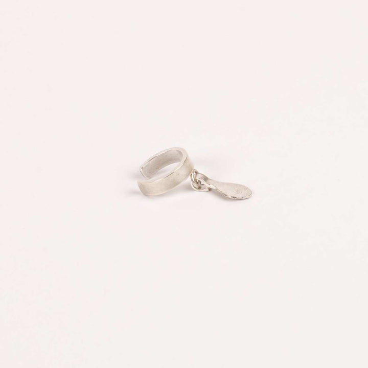 Arete Ear Cuff Sencillo Semillas Sagradas Baño Plata - Pilú Joyería. Joyas y accesorios con diseños exclusivos