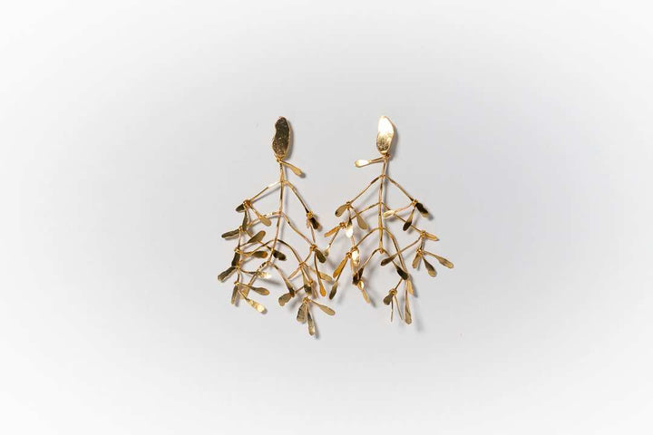 Aretes Midi hojas Chiribiquete dorado - Pilú Joyería. Joyas y accesorios con diseños exclusivos
