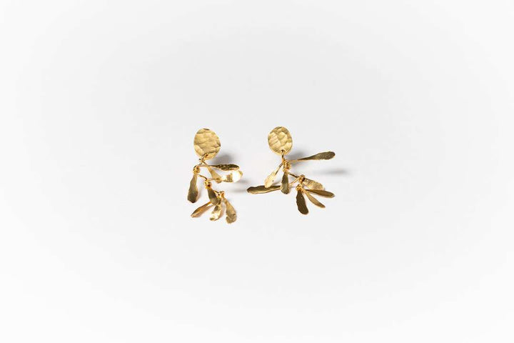 Aretes mini hoja Chiribiquete dorado - Pilú Joyería. Joyas y accesorios con diseños exclusivos