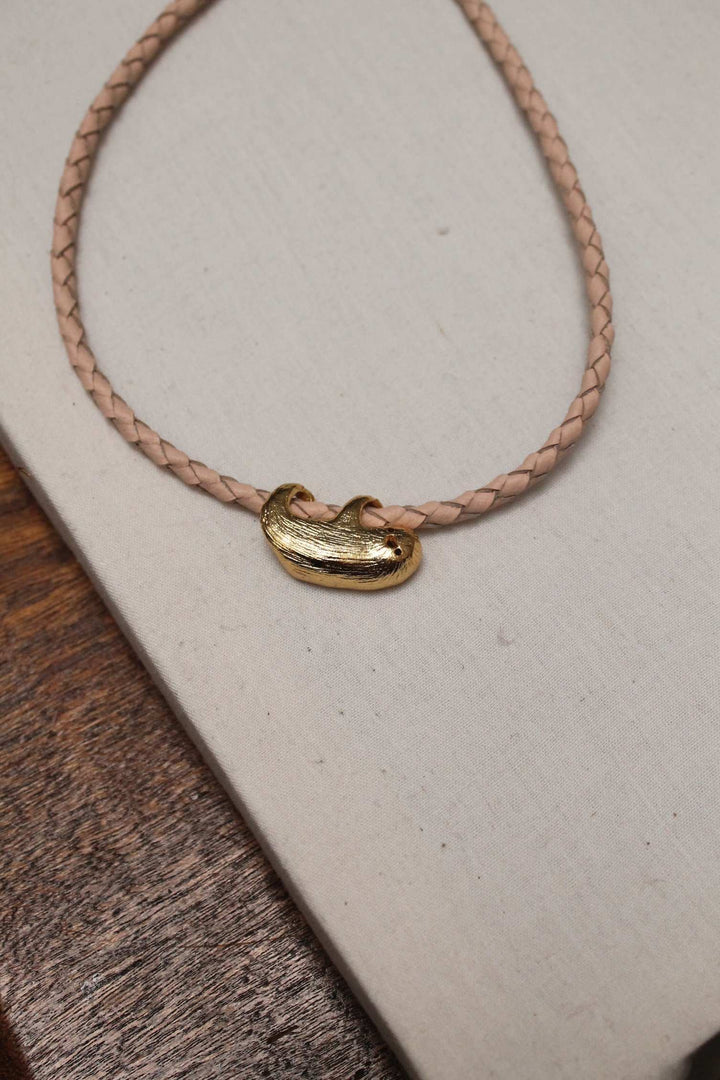 Collar oso perezoso cuero rosa - Pilú Joyería. Joyas y accesorios con diseños exclusivos
