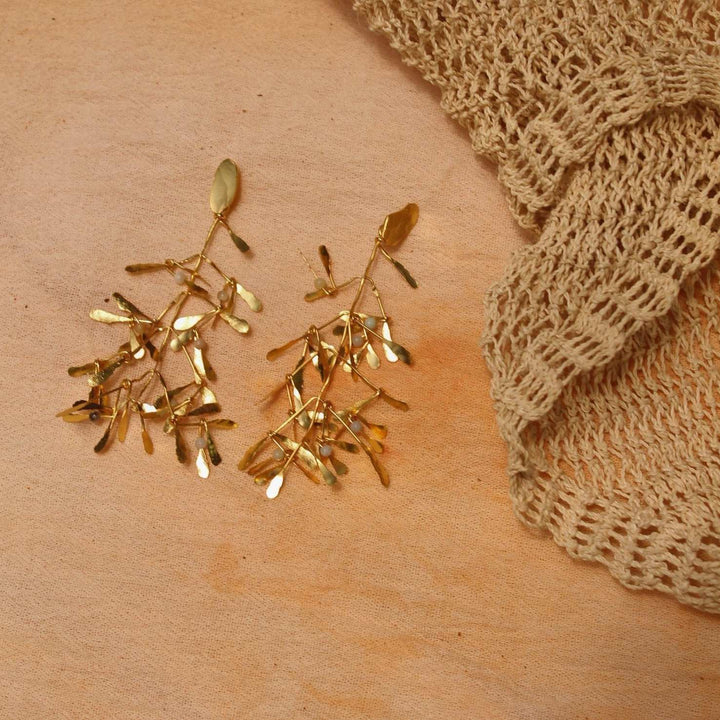 Aretes maxi hojas Chiribiquete dorado - Pilú Joyería. Joyas y accesorios con diseños exclusivos