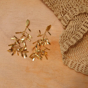 Aretes maxi hojas Chiribiquete dorado - Pilú Joyería. Joyas y accesorios con diseños exclusivos