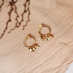 Aretes midi circulo hojas Chiribiquete dorado - Pilú Joyería. Joyas y accesorios con diseños exclusivos