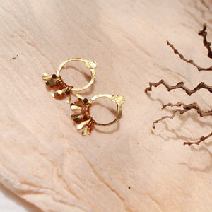 Aretes midi circulo hojas Chiribiquete dorado - Pilú Joyería. Joyas y accesorios con diseños exclusivos