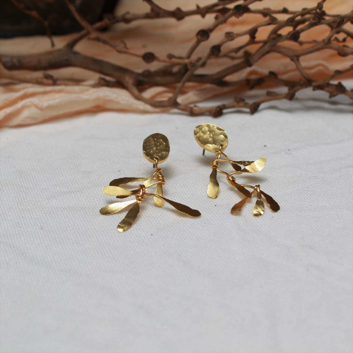 Aretes mini hoja Chiribiquete dorado - Pilú Joyería. Joyas y accesorios con diseños exclusivos