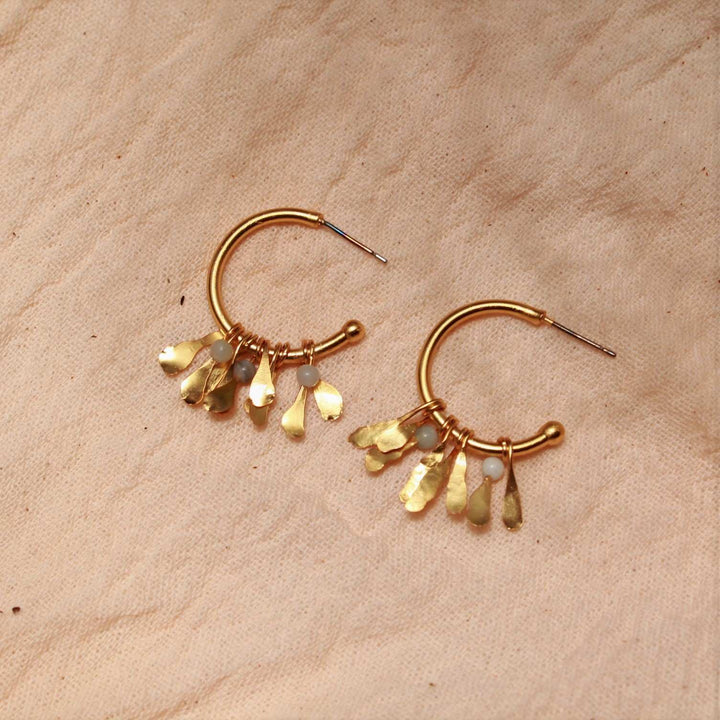 Aretes Candongas pequeñas hojas Chiribiquete dorado - Pilú Joyería. Joyas y accesorios con diseños exclusivos