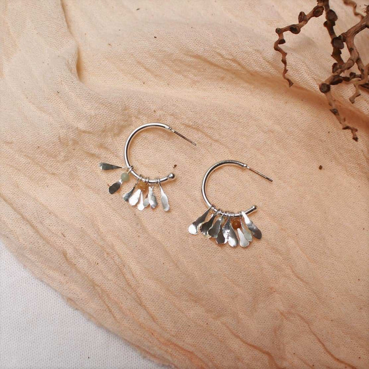 Candongas pequeñas hojas Chiribiquete plateado - Pilú Joyería. Joyas y accesorios con diseños exclusivos