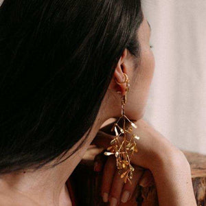 Aretes maxi hojas Chiribiquete dorado - Pilú Joyería. Joyas y accesorios con diseños exclusivos