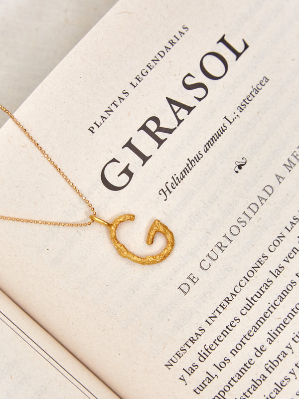 Collar G Alfabeto Natural Dorado