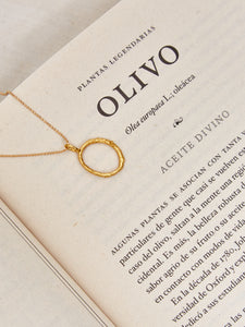 Collar O Alfabeto Natural Dorado