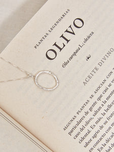 Collar O Alfabeto Natural Plata
