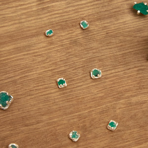 Aretes Vetas Mini Esmeralda en bruto Plata ley 950