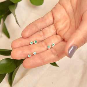 Aretes Vetas Mini Esmeralda en bruto Plata ley 950