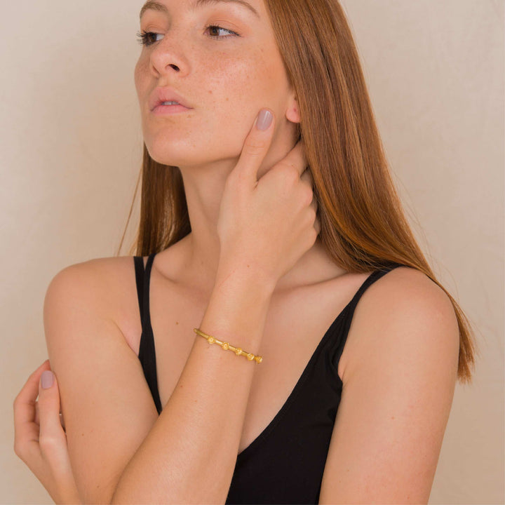 Pulsera aro campanitas eucalipto - Pilú Joyería. Joyas y accesorios con diseños exclusivos