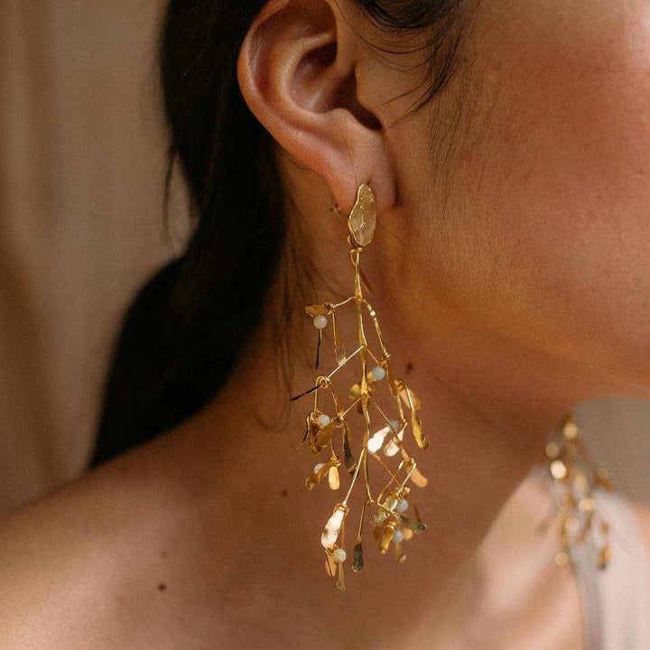 Aretes maxi hojas piedras Chiribiquete dorado - Pilú Joyería. Joyas y accesorios con diseños exclusivos